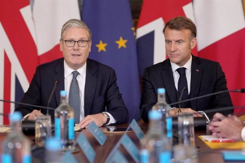 British Prime Minister Keir Starmer (left) and French President Emmanuel Macron at a leaders' summit held in London on Thursday. Photo: Reuters
