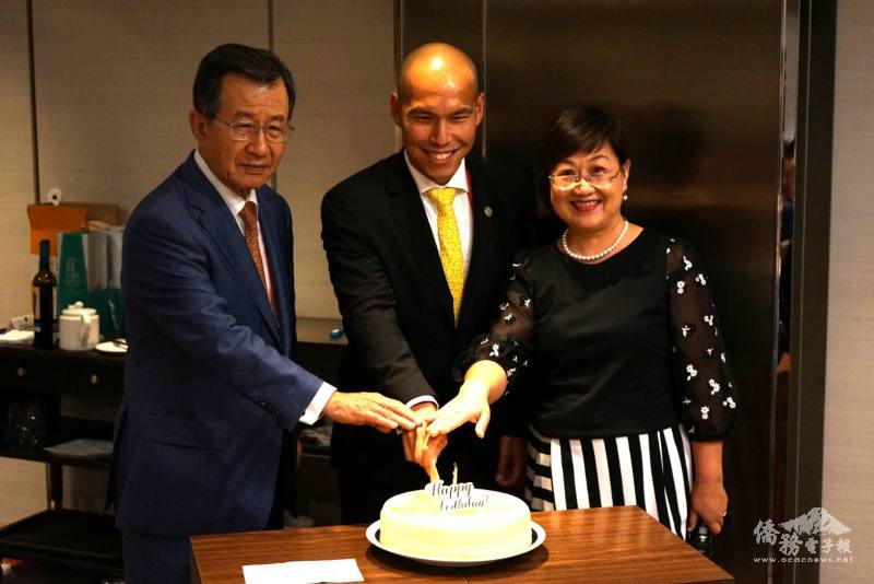 徐佳青（右）特別安排驚喜，為世總副會長莊登翔（中）慶生