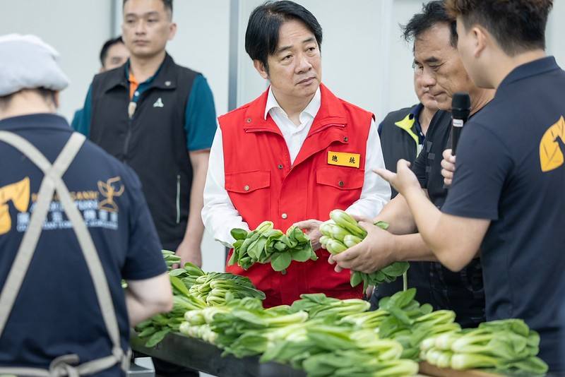 因颱風丹娜絲致災，賴清德總統11日下午前往臺南視察七股區、將軍區、學甲區、柳營區、鹽水區、後壁區等災損情形