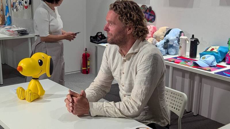 荷蘭藝術家霍夫曼（Florentijn Hofman）（圖）10日在台北出席「花生漫畫75週年特展」記者會，分享如何將他的創作「黃色小鴨」結合史努比