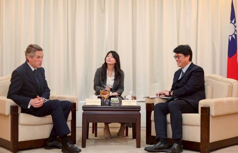 陸委會主委邱垂正（右）日前接見英國國會議員威廉森（左），雙方就兩岸及區域情勢交換意見。（陸委會提供）