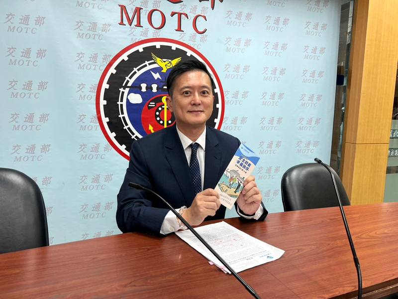 交通部航港局11日舉行記者會宣布，7月啟動海運安全季宣導活動，首月活動以客船為主軸，為加強民眾及業者安全意識，整理出搭乘客船務必注意6大安全事項，航港局副局長陳賓權（圖）說明