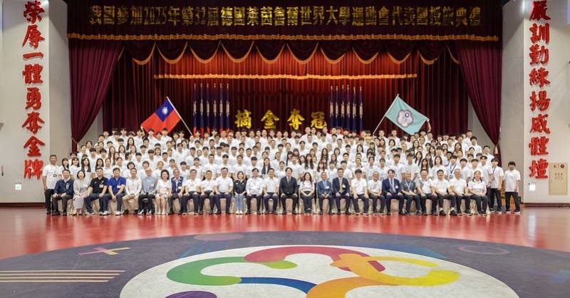 總統出席「『2025年第32屆萊茵魯爾世界大學運動會』代表團授旗典禮」並合影