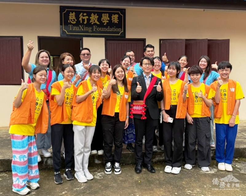 來自臺灣的「臺灣微客公益行動協會」學生志工團，在當地協助華語教學與陪伴學生，展現臺灣年輕世代對國際服務與文化傳承的實踐精神