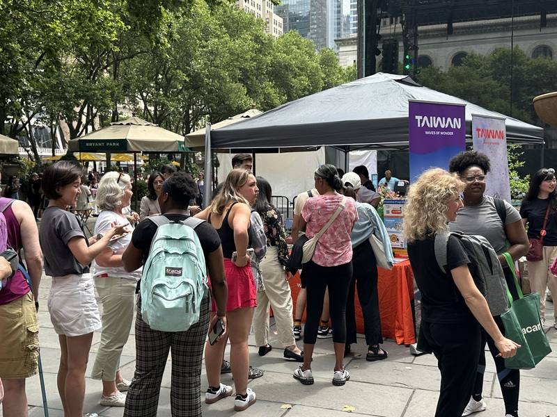 紐約夏季活動「百老匯在布萊恩公園」活動中，台灣攤位吸引不少民眾駐足