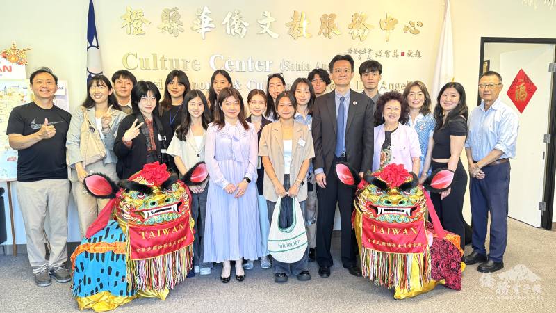 訪團於橙縣文教中心合影留念