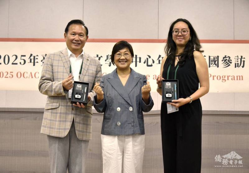 徐佳青（中）致贈團長寇惠風（左）、副團長翁詩惠（右）紀念品