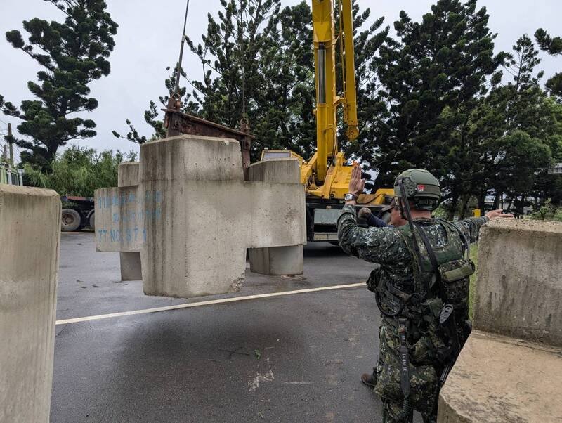 國軍年度重大演習「漢光41號」實兵操演登場，金門防衛指揮部10日演練重要道路阻絕等課目，由戰鬥工兵連架設蛇腹型鐵絲網、鋼刺蝟等，也租用民間運輸業者協助吊掛放置消波塊