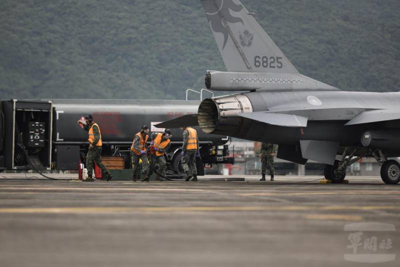 加油人員連接油管至戰機加油口
