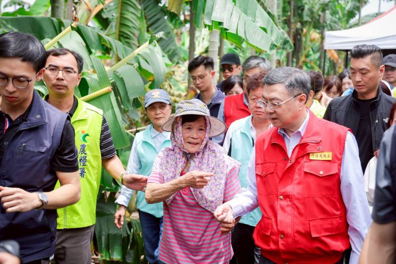 7月11日行政院長卓榮泰視察南投縣水里玉峰村香蕉園受損情形