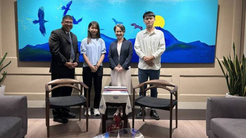 台東公東高工家具木工科接獲副總統辦公室訂單，由學生製作的2張手工椅，10日由校長李恭榮（左）與師生代表載送赴官邸交付，副總統蕭美琴（右2）高度肯定學生技藝與創意。（公東高工提供）