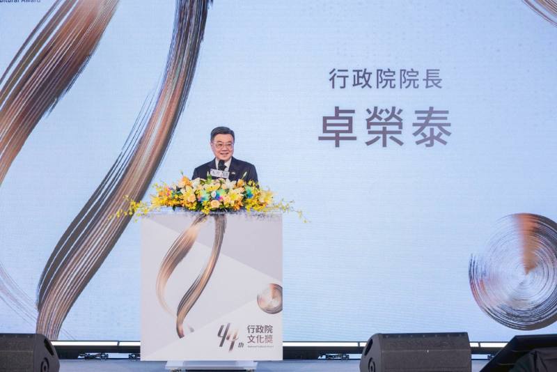 卓揆向得獎人吳晟、傅明光及楊麗花致敬 期許珍惜維護國家本土文化技藝