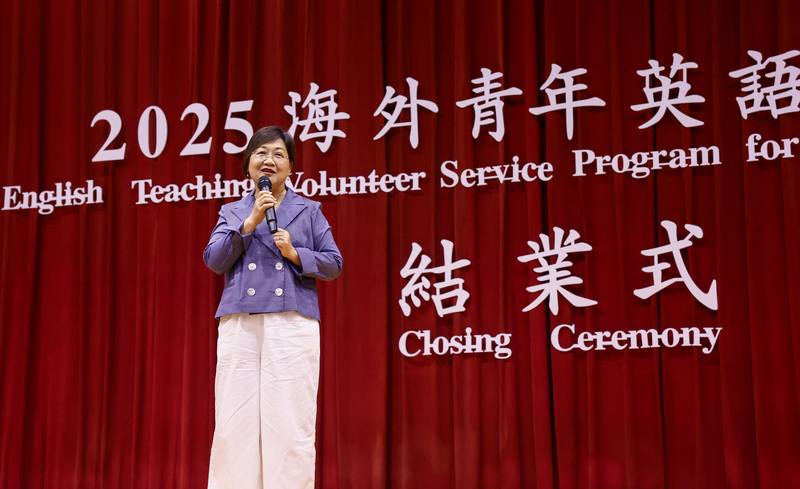 2025年海外青年英語服務營11日在亞洲大學舉辦教育訓練週結業式，僑委會委員長徐佳青（圖）表示，5天教育訓練週，22國青年志工有緣相聚，接下來2週服務時間，不論到山區、海邊、農村或都市，相信會給大家更多感受
