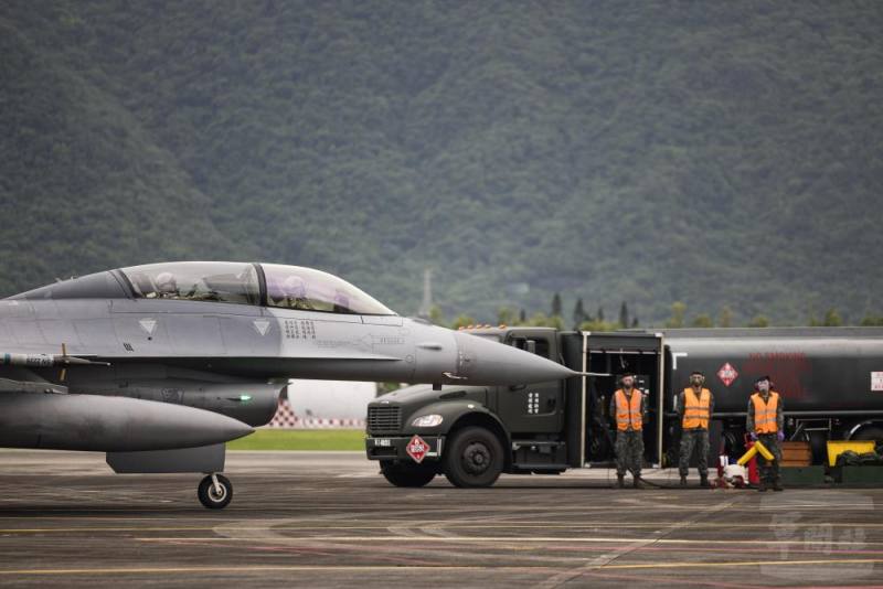 F-16戰機滑行，準備執行熱加油作業