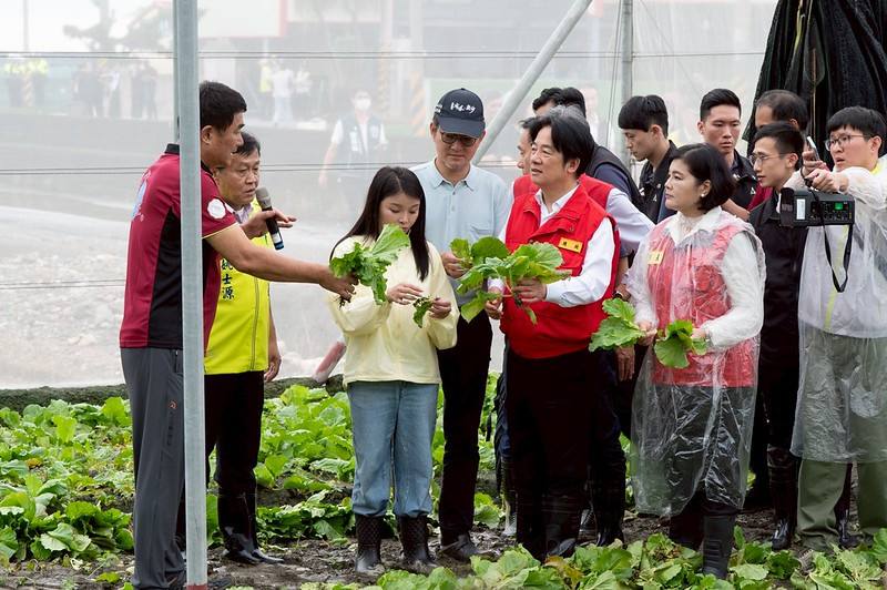 總統先後前往元長鄉、二崙鄉，實地視察食用玉米及短期葉菜受損情形，同時了解當地農民心聲及意見