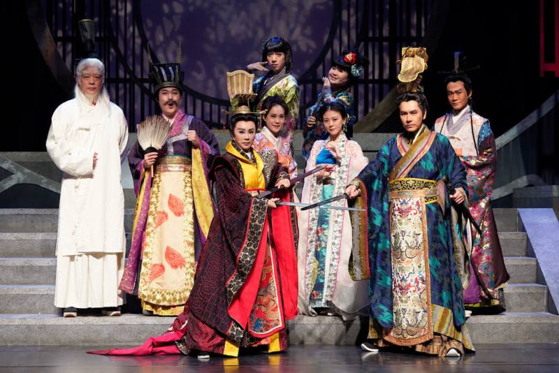 全民大劇團音樂劇「情人哏裡出西施」全新改編，在原古裝音樂劇的基礎上新加入明華園戲劇總團歌仔戲演出，並邀請當家小生孫翠鳳（前左）參演。（全民大劇團提供）