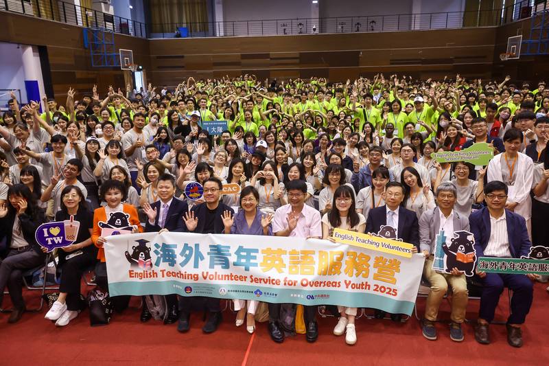 2025年海外青年英語服務營415名海外青年志工完成教育訓練，11日結業式後，將展開2週英語志工教學服務，僑委會委員長徐佳青（前中）、客委會綜合規劃處長陳瑞榮（前左5）、國教署副組長蕭奕志（前右5）、中央社社長胡婉玲（前左3）等人出席，與學員們合影留念