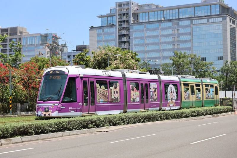 為提供更彈性與便利服務，高雄輕軌12日起將延長每日營運時間，營運時間延長為上午6時30分至晚間10時30分。（高雄捷運公司提供）