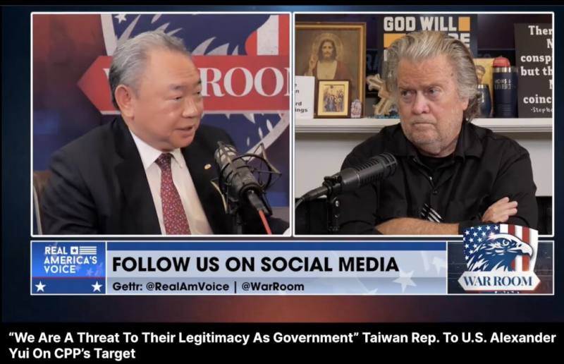 駐美代表俞大㵢（左）10日接受Podcast節目「戰情室」主持人、前白宮首席策略長巴農專訪。（「戰情室」節目截圖）