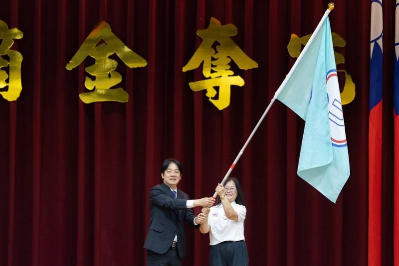 總統抵達後，首先頒授國旗及團旗予我代表團，並致贈加菜金