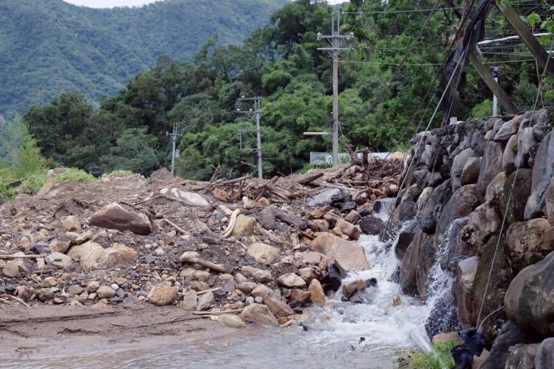 7月11日行政院長卓榮泰視察南投縣信義鄉明德村保甲林野溪土石流災情
