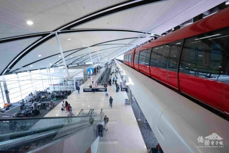 底特律機場室內設有Express Tram，方便旅客快速穿梭登機長廊
