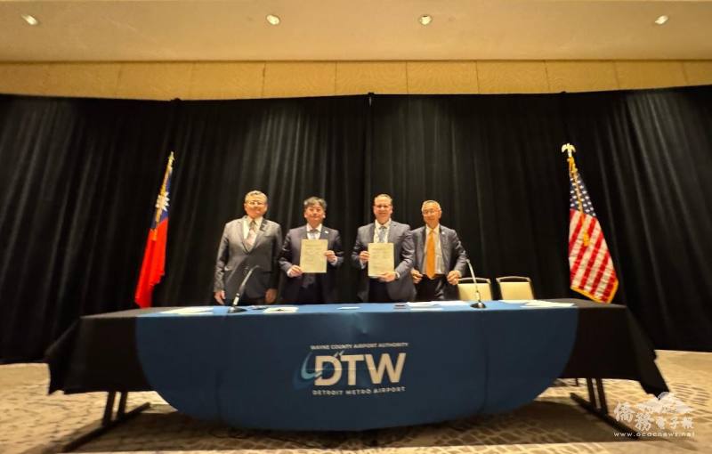 桃園國際機場公司副總經理李俊德（左2）及底特律機場主管機關韋恩郡機場管理局執行長Chad Newton（右二）擔任雙方簽約人，駐芝加哥辦事處處長類延峰及營運長June Lee共同見證姊妹機場合作備忘錄
