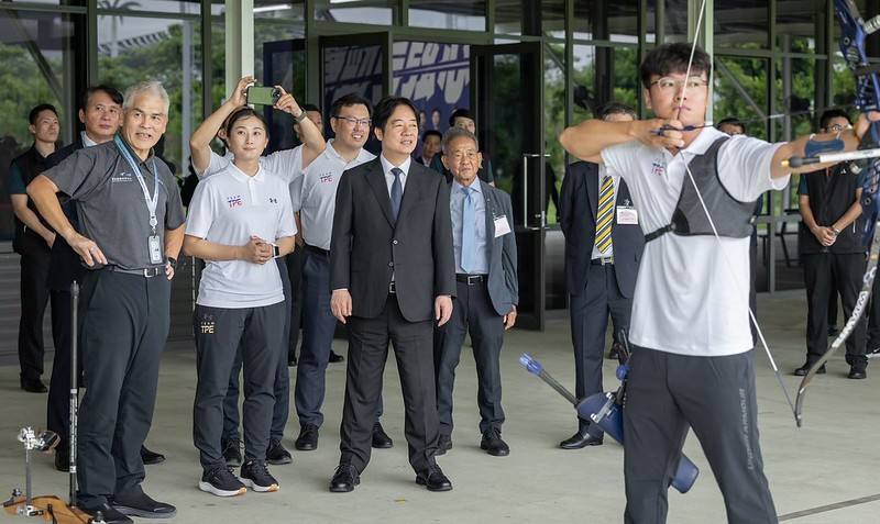 賴清德總統11日上午前往高雄國訓中心為參加「萊茵魯爾世界大學運動會」我國代表團授旗