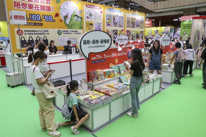 台北城市書展、台北國際童書展11日在台北世貿一館開幕，不少民眾帶著小朋友到場，享受閱讀樂趣