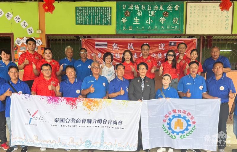 駐泰國代表處公使董思齊、泰國急難救助協會會長郭修敏、青商會及北欖商會訪問團合影