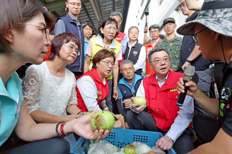 行政院長卓榮泰視察彰化縣社頭鄉番石榴受損情形