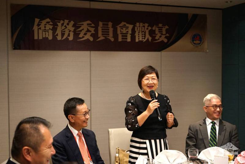 僑委會委員長徐佳青（右2）致詞