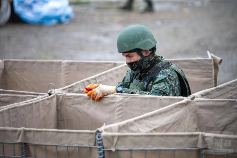 陸軍53工兵群官兵11日於桃園地區實施機動阻絕器材架設。（軍聞社記者王進福攝）