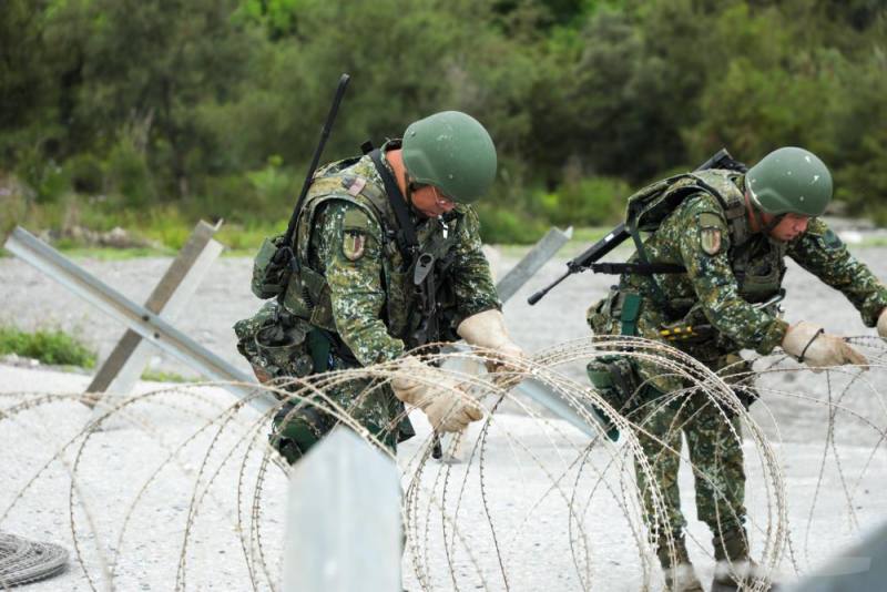 工兵連執行多列式鐵絲網架設作業。（花防部提供）