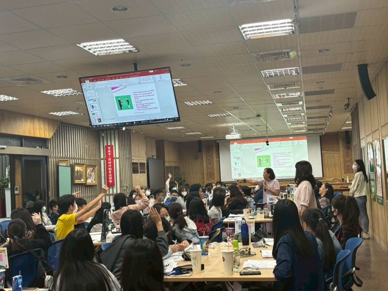 學員於課堂熱烈討論