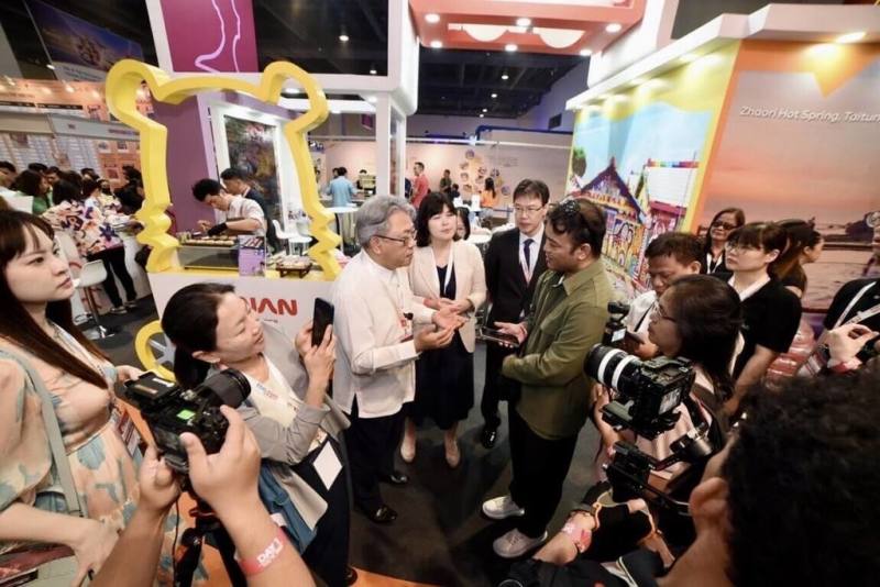 2025年菲律賓TME國際旅展11日在大馬尼拉的巴賽城揭幕，中華民國駐菲律賓副代表楊登仕（中白衣者）出席，並與台灣參展業者及現場民眾互動。（駐菲代表處提供）
