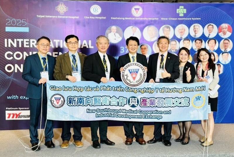 高雄醫學大學附設中和紀念醫院攜手台北榮民總醫院、彰化秀傳體系及大水鑊醫院（Cho Ray Hospital）共同舉辦「台越國際論壇」，活動12日在越南登場，論壇匯聚超過40名醫學權威，針對「癌症照護」深入交流。（高醫提供）