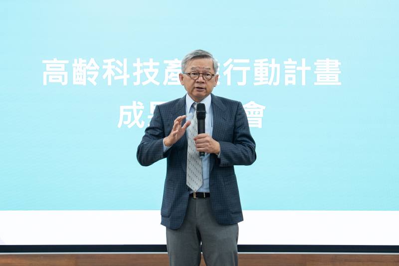 國科會11日舉辦「高齡科技產業行動計畫」成果發表會，行政院吳誠文政務委員致詞指出，面對高齡化挑戰，AI技術的快速發展，結合醫療與工程等跨領域專長，能有效因應照護人力不足與資源分布不均等挑戰，並帶動產業投入高齡健康市場，鏈結在地照護資源，共同推動「健康台灣」政策目標。