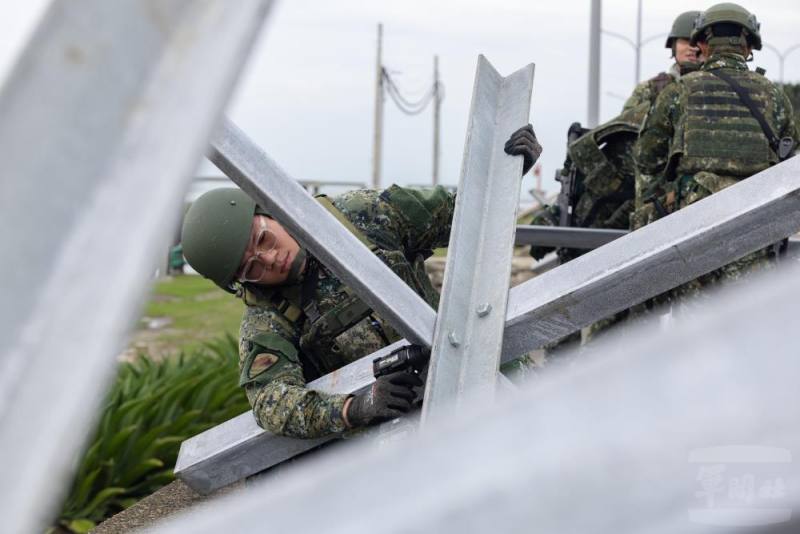鋼刺蝟架設。（軍聞社記者吳柏融攝）