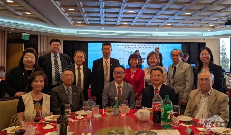 洛杉磯全僑界在聖蓋博市舉辦歡迎阮昭雄晚宴。（前排右起）總統府國策顧問林榮松、洛杉磯辦事處處長紀欽耀、阮昭雄、總統府國策顧問田詒鴻夫婦