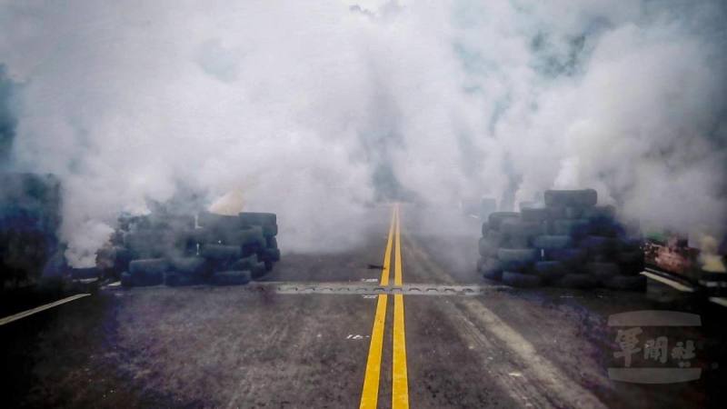 化學兵連藉由濃煙遮蔽敵機動路線，以遲滯敵軍作戰進程。（花防部提供）