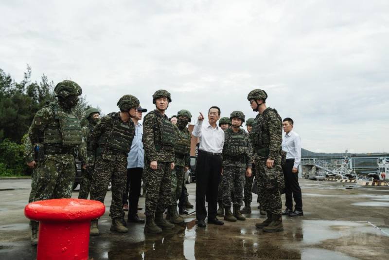 顧部長視導第三作戰區防禦性布雷及臺北港關鍵基礎設施防護操演情形。（軍聞社記者吳東昇攝）