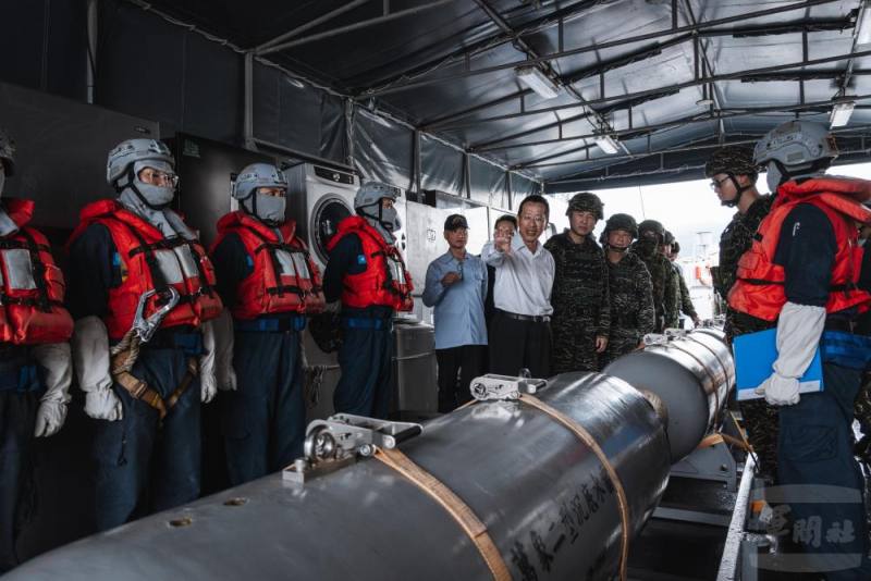 顧部長對官兵執行戰備任務的辛勞，予以高度肯定與嘉許。（軍聞社記者吳東昇攝）