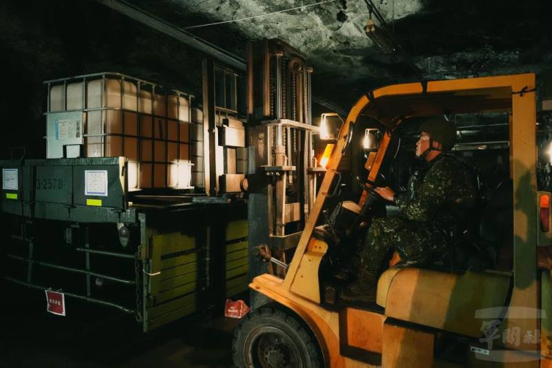 官兵操作叉動車運補油料。（軍聞社記者陳傳奇攝）