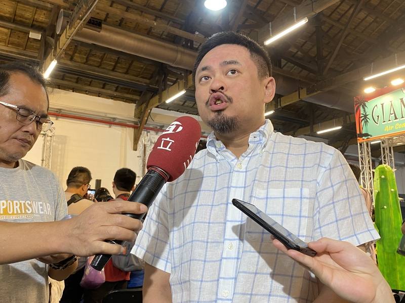 勞動部長洪申翰（右）12日出席「職人祭-電動工具暨五金工具特展」，接受媒體聯訪談及對等關稅議題指出，大家都在等待最後關稅談判結果，勞動部會依照最終結果，研議各項支持勞工計畫的優先上路順序。