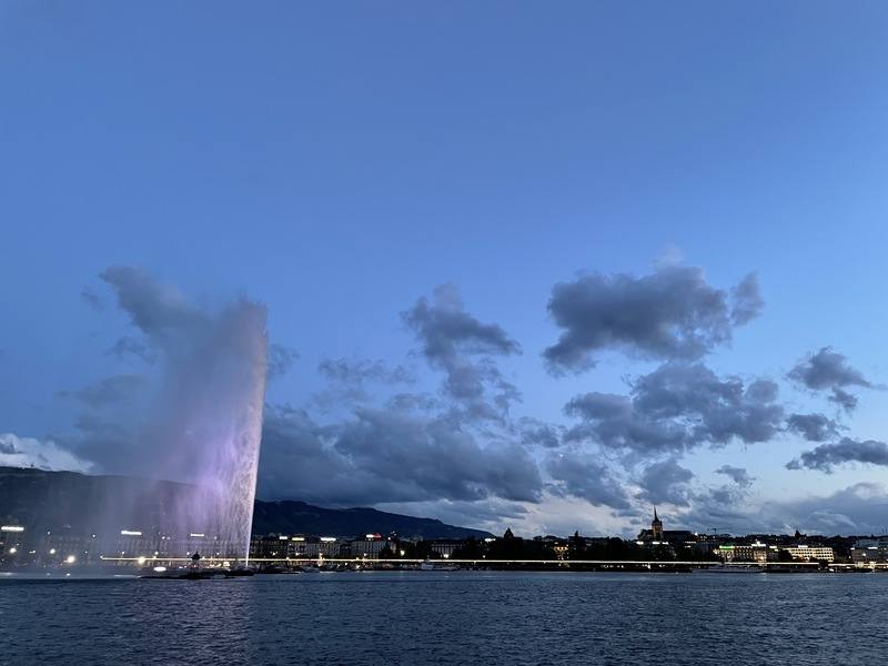 日內瓦湖的湖景不只有觀光休憩的功能，都市能源轉型計畫實施後，7度左右的恆溫水將有效降低日內瓦市的建物熱度，達到熱浪中降溫的效果。