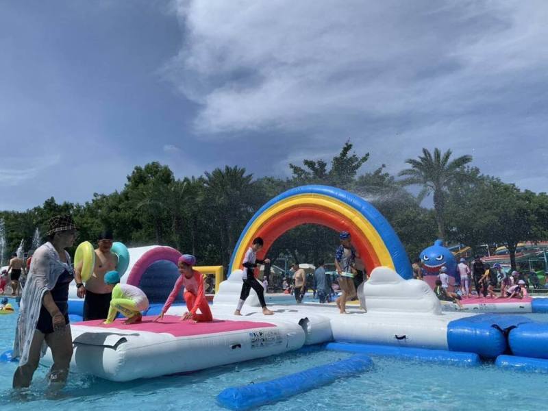 花蓮知卡宣綠森林親水公園今年將兒童池原老舊遊具拆除，換上2組大型充氣式遊樂設施。（花蓮縣政府提供）