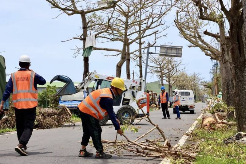 颱風丹娜絲重創台南，台南市長黃偉哲12日視察災區，感謝其他縣市馳援。圖為災後清理復原情形。（台南市政府提供）