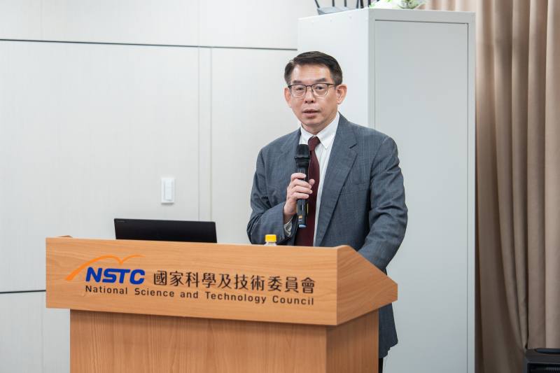 科技辦公室呂佩融副執行秘書針對「高齡科技產業行動計畫」推動進展進行報告，並於現場播放計畫成果影片，說明初步成果應用。