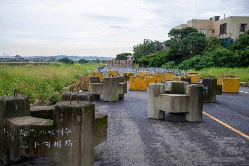 53工兵群於重要設施聯外道路運用鋼刺蝟蛇腹型鐵絲網等阻材設置阻絕。（軍聞社記者王進福攝）